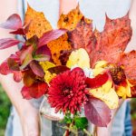 10朵盛开的鲜花为你的10月婚礼花束